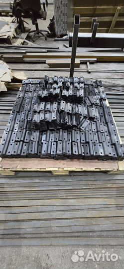 Скоба металлическая двухлапковая