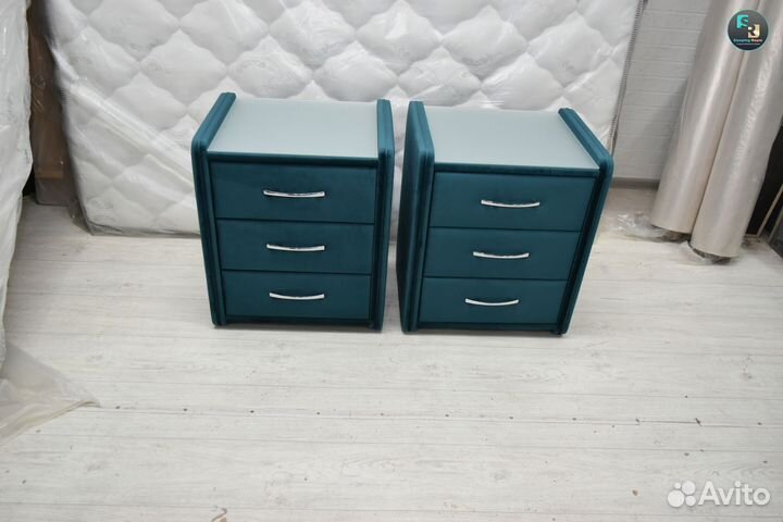 Две прикроватные тумбы
