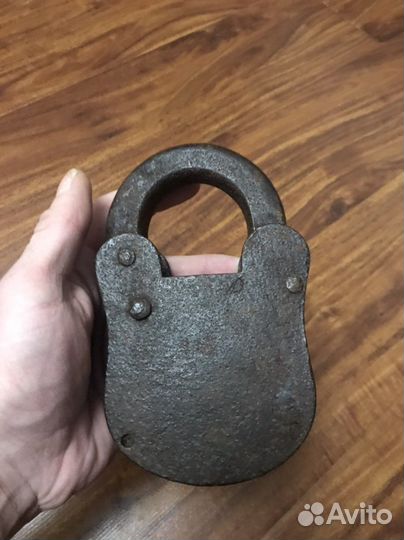 Навесной замок старинный