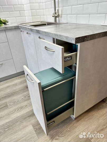 Угловая кухня под потолок на заказ в Новосибирске