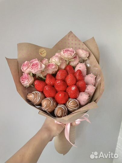 Букет из Клубники в Шоколаде и кустовых Роз