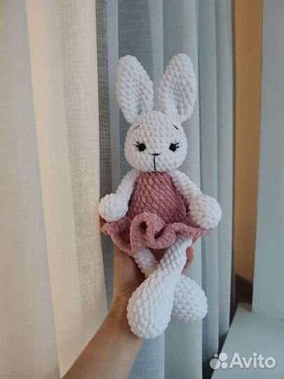 Вязаная игрушка заяц