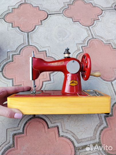 Детская швейная машинка