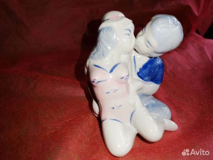 Дети целуются фарфор СССР