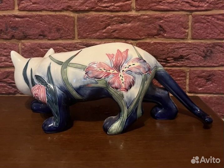 Фарфоровая статуэтка кошка в цветах