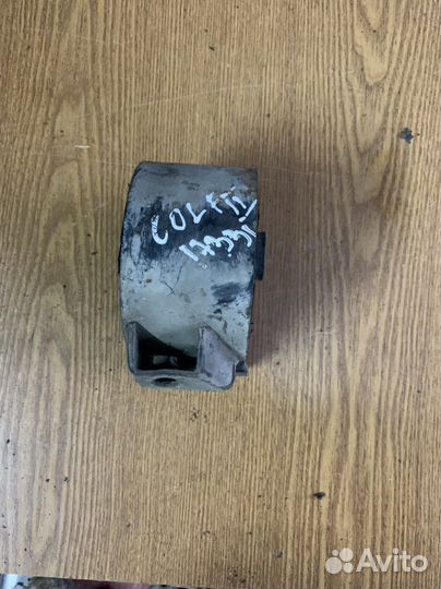 Подушка Опора двигателя правая Passat B3