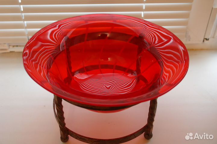 Красивая большая чаша для фруктов на подставке