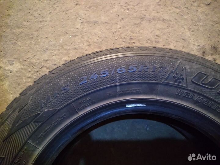 Goodyear UltraGrip 245/65 R17 107H