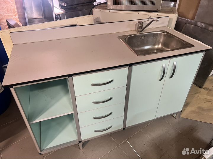 Стол лабораторный/медицинский с мойкой