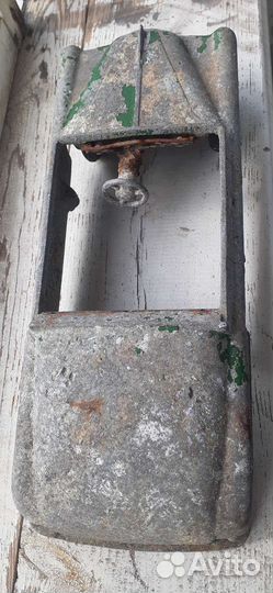 Антикварный игрушечный автомобиль