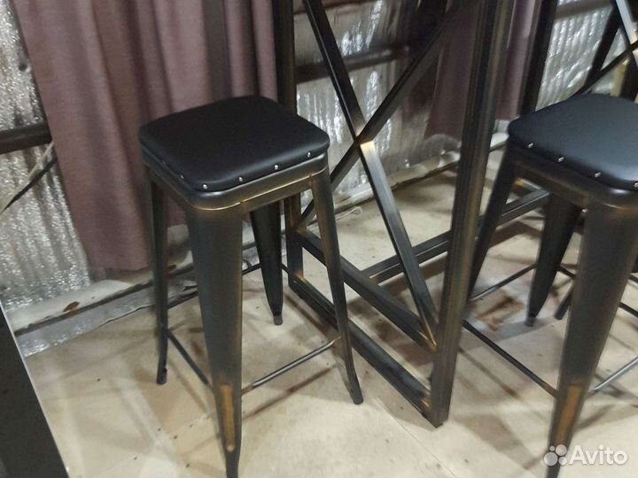 Барный стол и стулья
