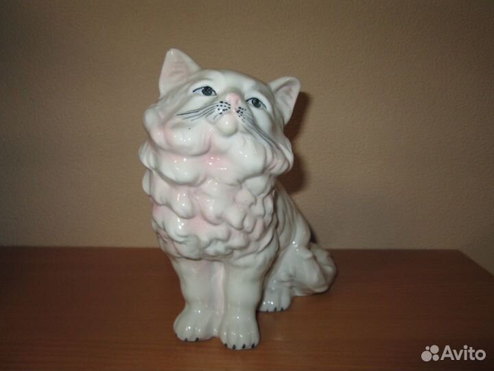 Фарфоровая статуэтка кот