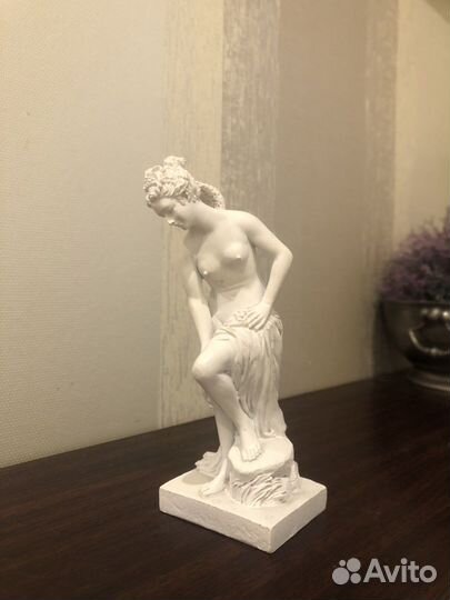 Статуэтка нимфы