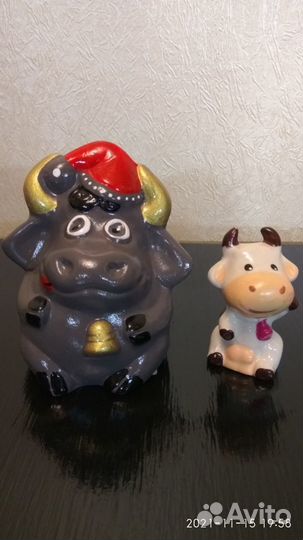 Бюст Клеопатра, пирамида, статуэтки коров