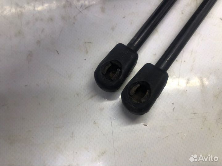 Амортизатор багажника Volkswagen Tiguan 2.0 2010