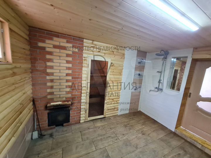 Дом 208,4 м² на участке 13,8 сот.