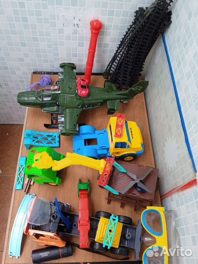 Детские игрушки, машинки, самолёт, рельсы, маска