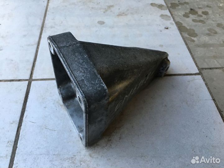 Кронштейн опоры двс правый OM611 646 612 647