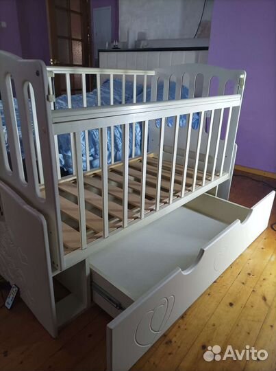 Детская кроватка с маятником и ящиком