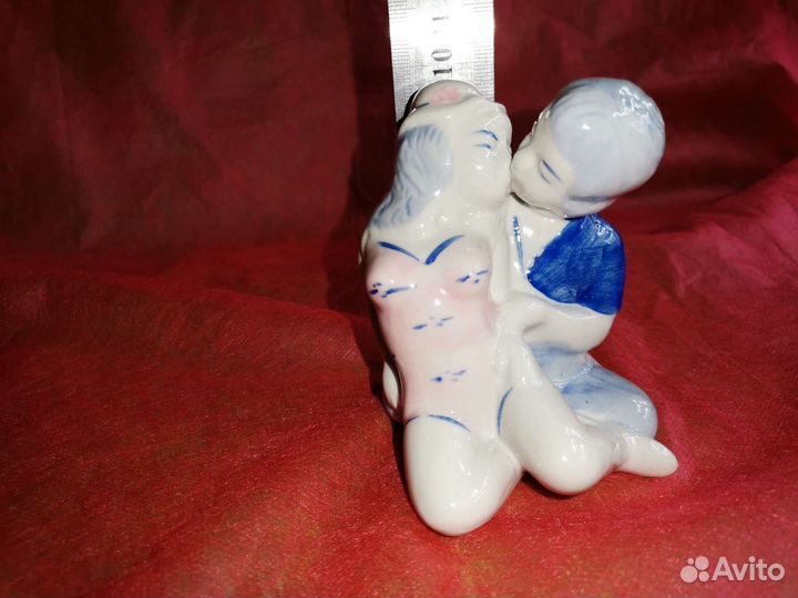 Дети целуются фарфор СССР