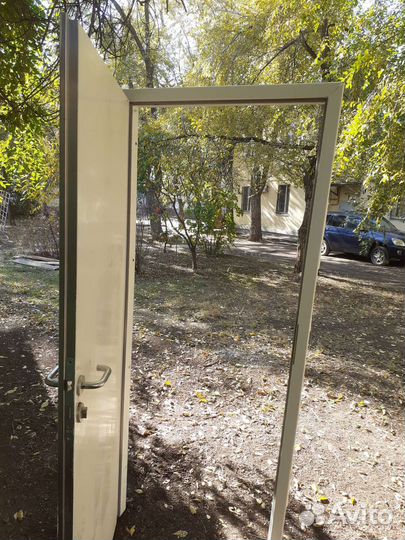 Дверь деревянная входная в алюминевый коробке