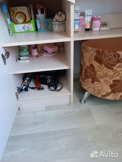 Туалетный столик с зеркалом