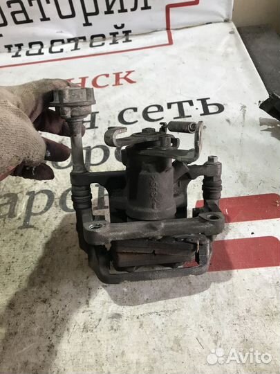 Суппорт тормозной задний левый Opel Astra J (2009—