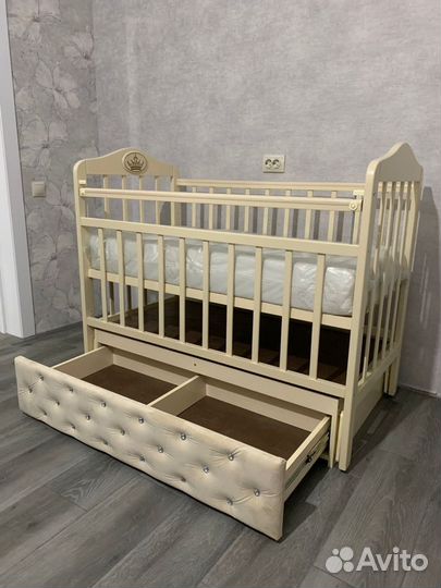 Детская кроватка с маятником