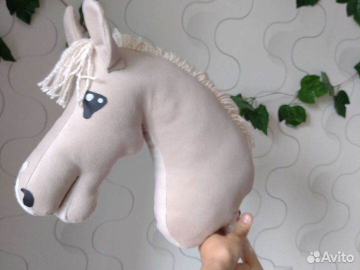 Изобелловый хоббихорс/ лошадка на палочке