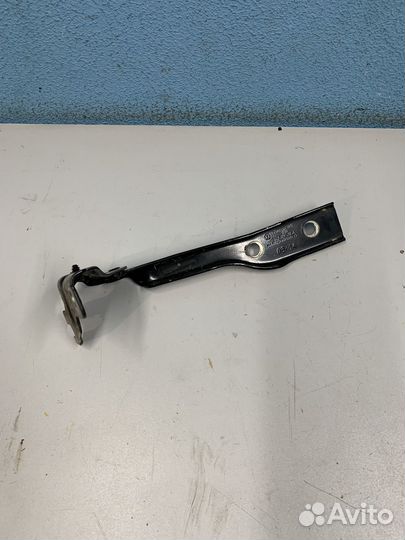 VW Polo 5 петля капота правая 6R0823302A