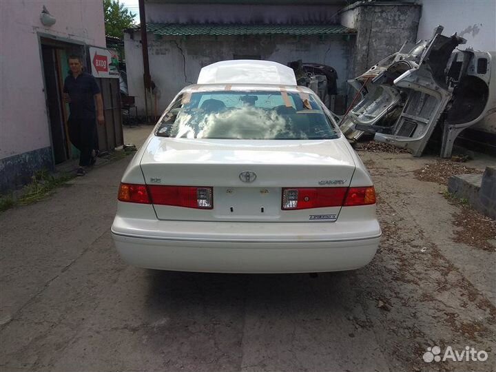 Стекло боковое переднее левое Toyota Camry Gracia