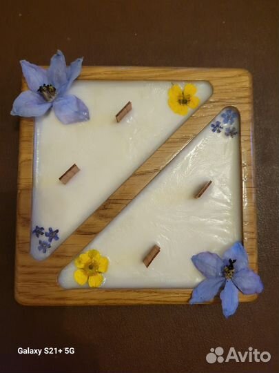 Свеча из натурального воска в дереве