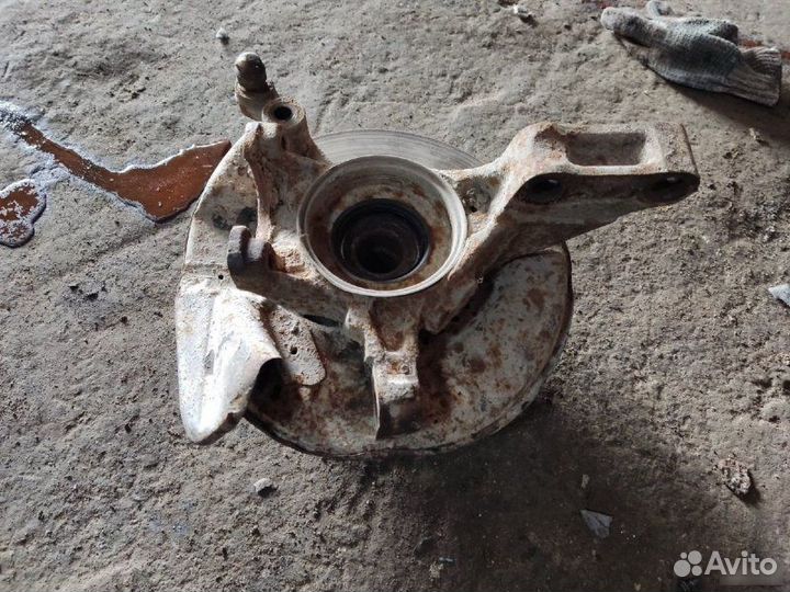 Кулак поворотный левый Toyota Estima Lucida