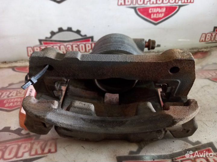 Суппорт тормозной передний левый Toyota Hiace