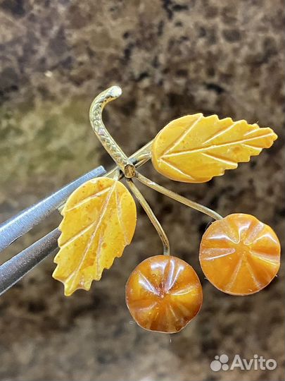 Брошь янтарь СССР