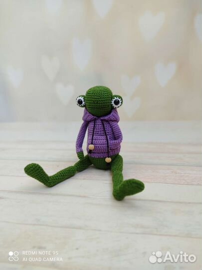 Вязаная игрушка лягушка
