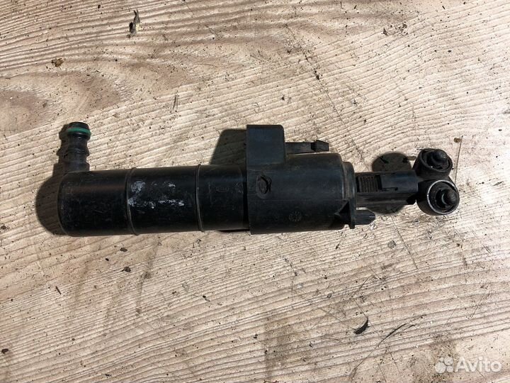 Форсунка омывателя Mercedes E-Classe W212 права