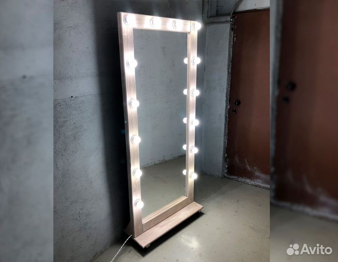 Гримерное зеркало с лампочками на подставке
