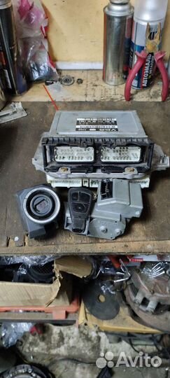 Комплект эбу и ключа рыбки В210 2.3 АКПП