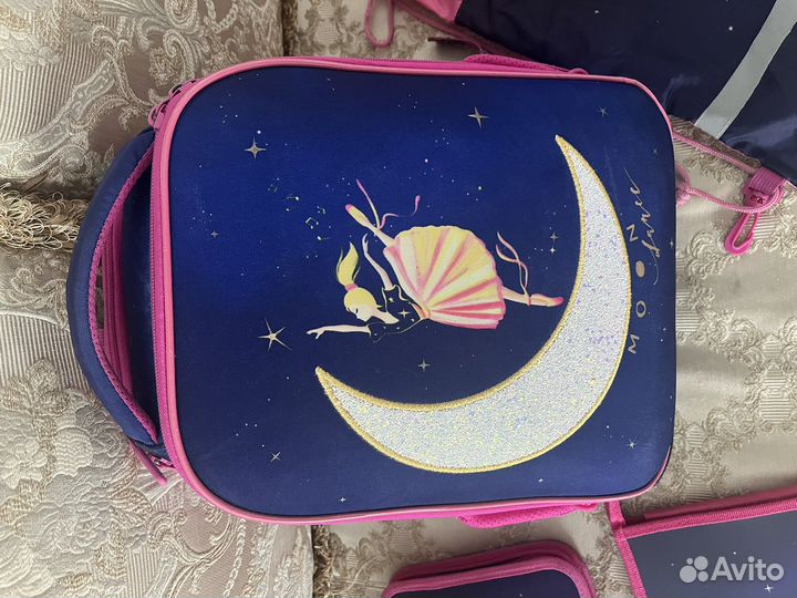 Школьный портфель, папка для тетрадей, пенал