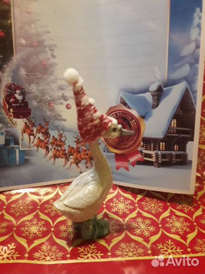 Гусь в новогоднем колпаке