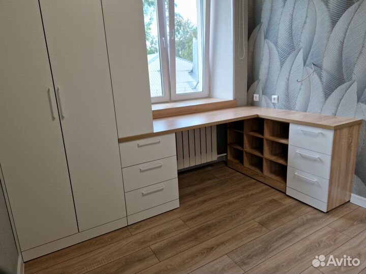 Рабочая зона у окна со шкафом