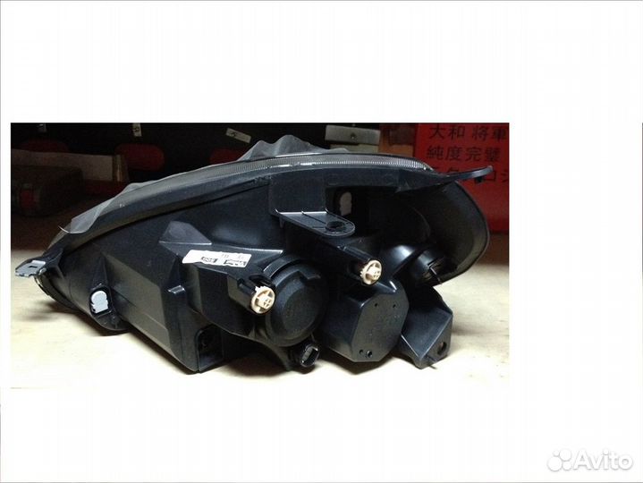 Фара передняя правая черный отражатель