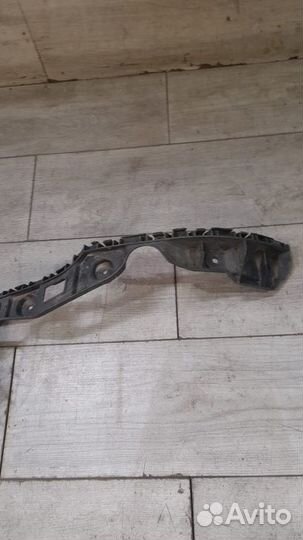 Кронштейн заднего бампера задний левый Volkswagen