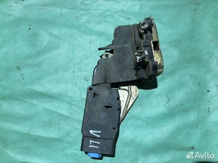 Замок двери передний левый Mitsubishi Carisma