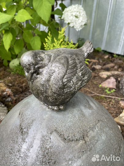 Большая Птичка на полусфере из бетона.Декор сада