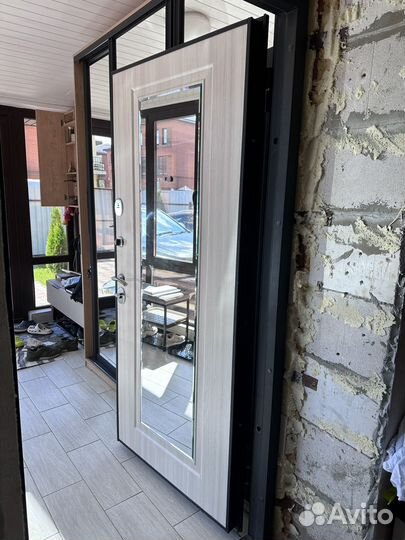 Дверь входная металлическая с зеркалом 960/2050