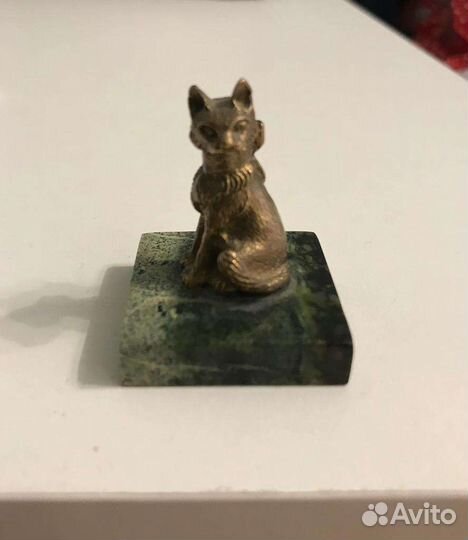 Бронзовая статуэтка кошка