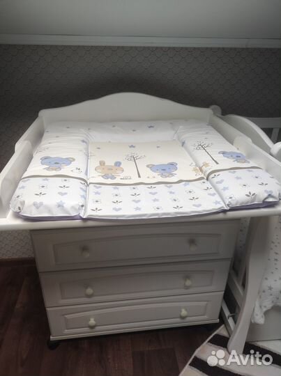 Детская кроватка и пеленальный комод