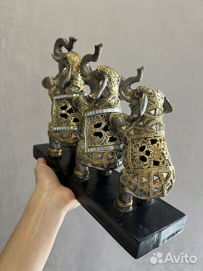 Слоны на подставке